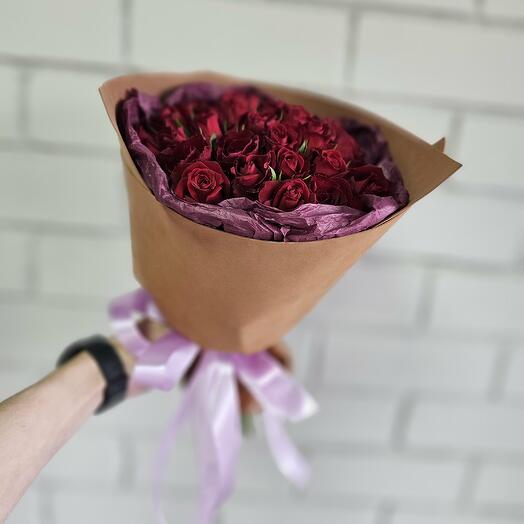 25 красных роз в коричневой упаковке