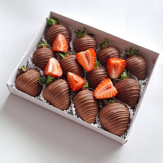 Клубника в молочном шоколаде с кусочками клубники в подарок папе, девушке, маме, подруге