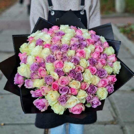 101 rosas delicadas en paquete negro