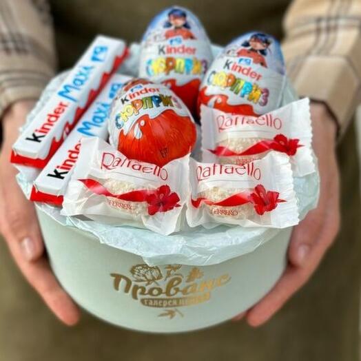 Подарочный набор с киндерами и конфетами
