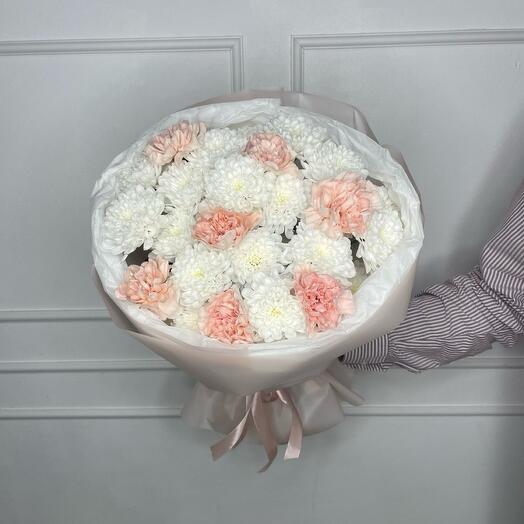 Bouquet of peach dianthus and lace chrysanthemum