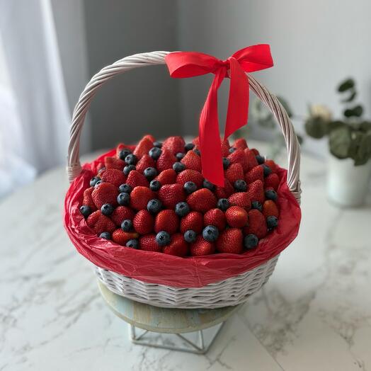 Корзина с клубникой и голубикой свежей 14 февраля