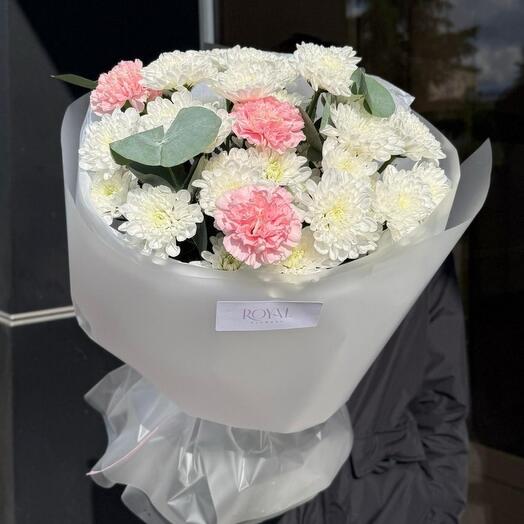 Royal Flowers Сборный букет из хризантемы, диантусов и эвалипта