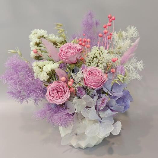 Сухоцветы в розово-сиреневой гамме в гипсовом кашпо