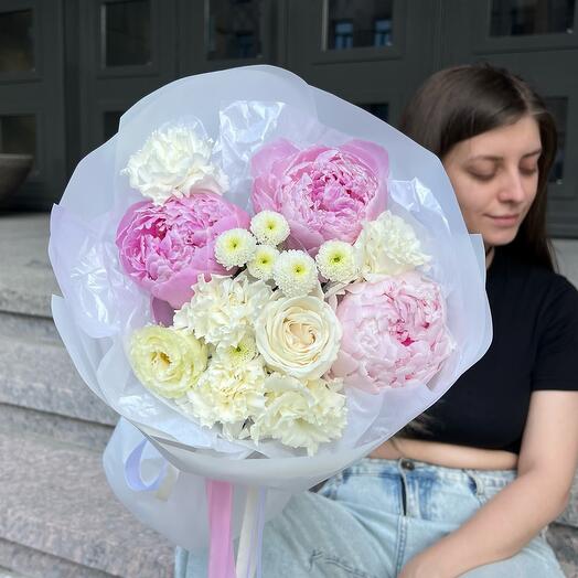 Нежный букет в коробке: пион, кустовая хризантема сантини, роза, эустома