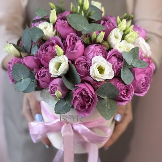 Коробка с пионовидными кустовыми розами и Эустомой с эвкалиптом