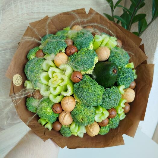 Летний зелёный букет из овощей и орехов с авокадо, макадамией и ковылём (M)
