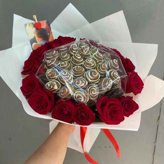 Букет из красных роз и клубники в шоколаде