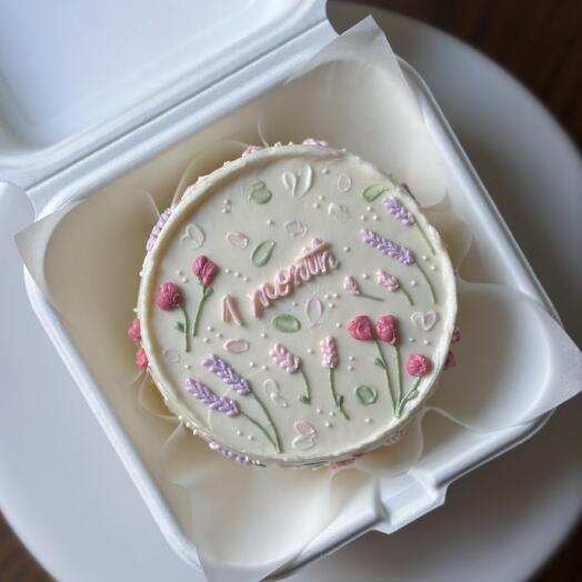 Бенто-торт с цветочным декором и вашей надписью 🤍