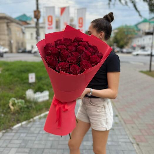 25 Роз 70 см в оформлении