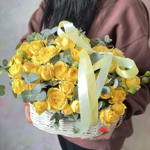 Корзина с пионовидными розами и эвкалиптом