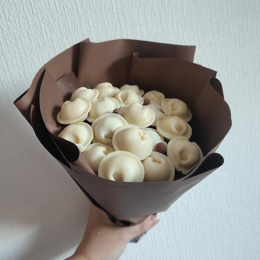 Букет из 19 шоколадных пельменей