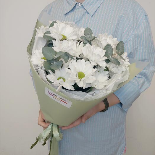 Белая хризантема с эвкалиптом