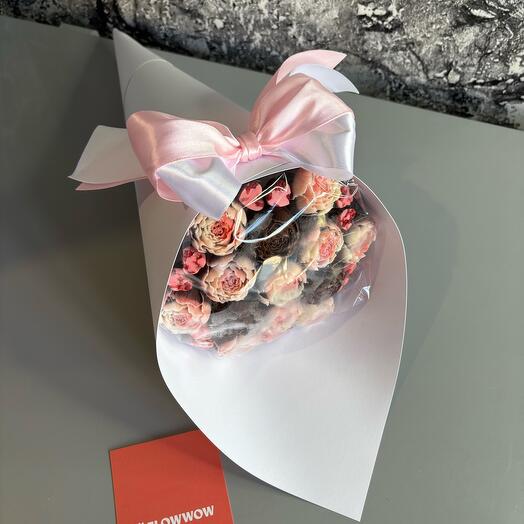 Букет из 13 пионов и сердечек 5