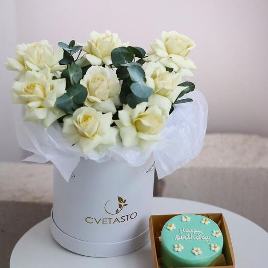 Белые розы в коробке + бенто торт в подарок