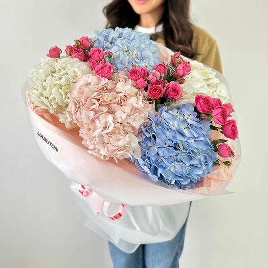 Букет "Гортензии и кустовые розы"