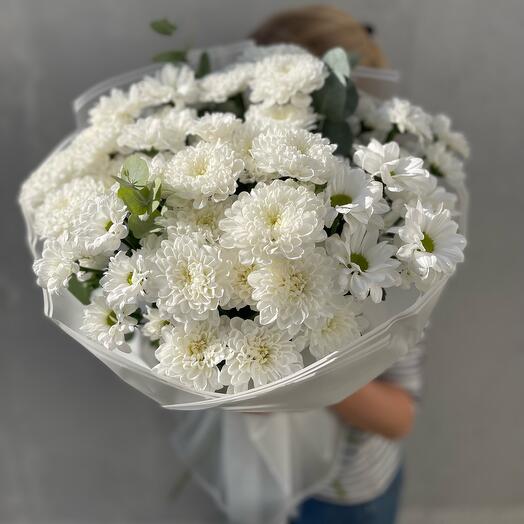 Букет из микса хризантем и эвкалипта