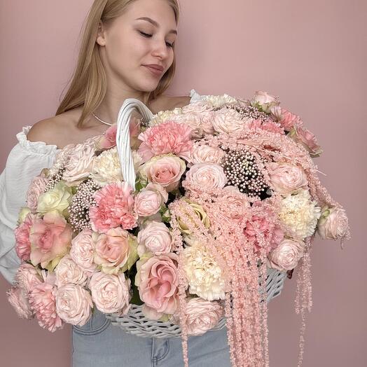 Нежная корзина с розами и амарантусом