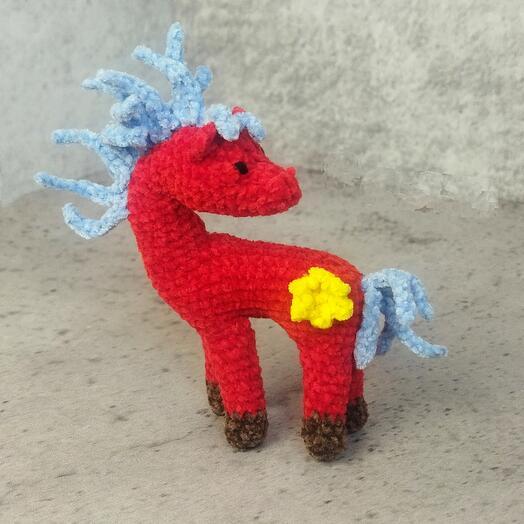 Вязаный брелок лошадка, красная, 10 см
