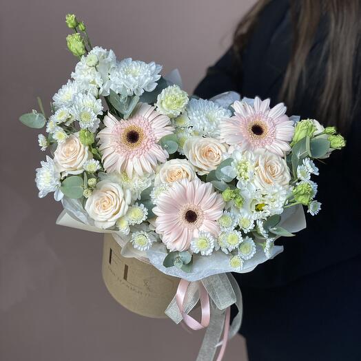Стильная композиция с кремовыми герберами и пионовидными розами (157)