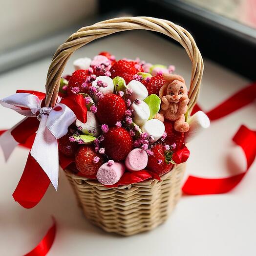 Корзинка с клубникой и шоколадным зайкой