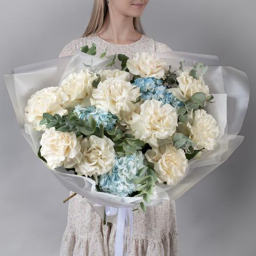 Букет из 12 белых, французских роз и 3 голубых гортензий с эвкалиптом