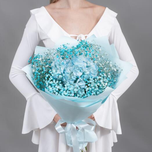Букет из голубой гипсофилы и гортензии