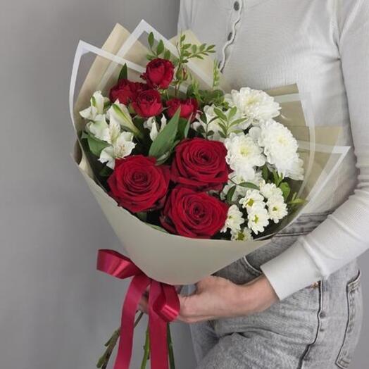 Букет из роз хризантем и альстромерии