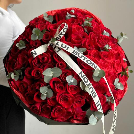 Букет "101 красных роз с эвкалиптом"
