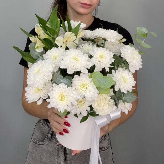 Композиция из белых цветов в коробке