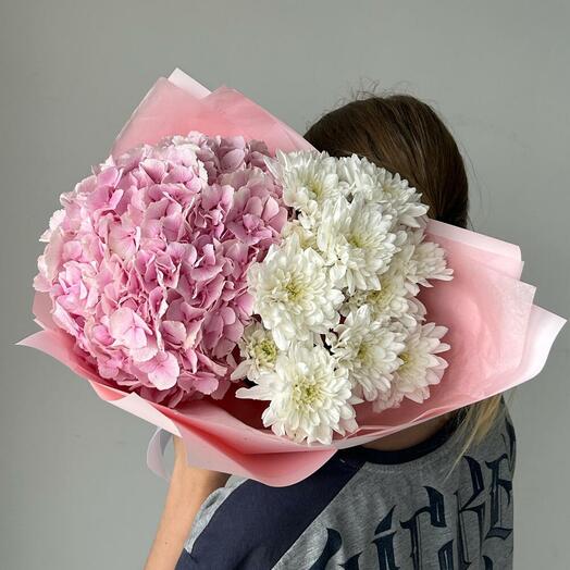 Розовая голландская гортензия и хризантема «Розовые сны»