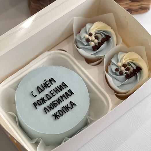 A set of bentos and 2 cupcakes