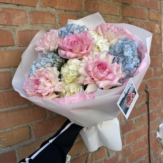 Букет из гортензии и французской розы