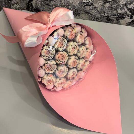 Букет из 19 пионов,мармелада и сердечек