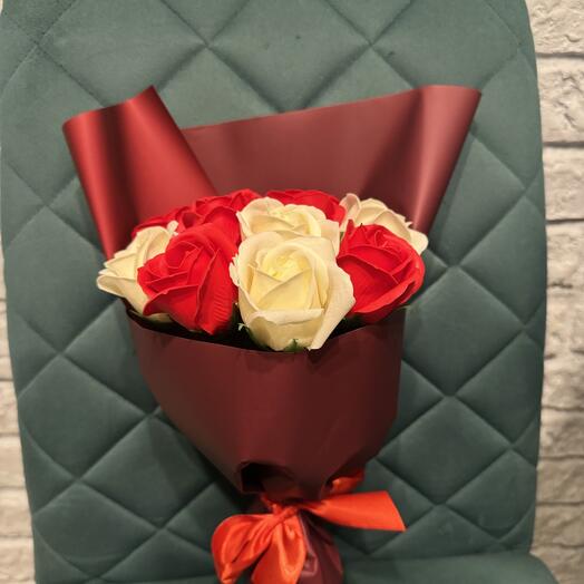 Букет из 11 красных и белых мыльных роз