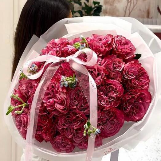 Яркий букет из пионовидных роз