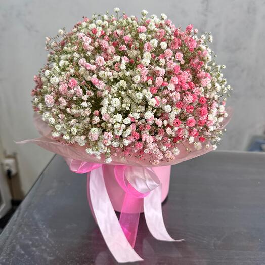 Нежная композиция из гипсофилы в коробке