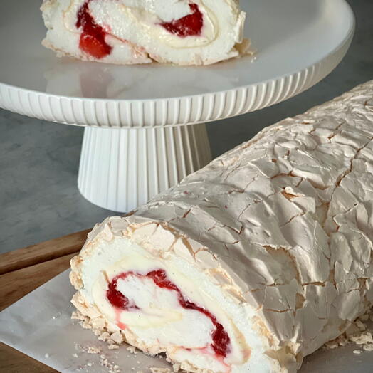 rotolo di meringa con frutti di bosco