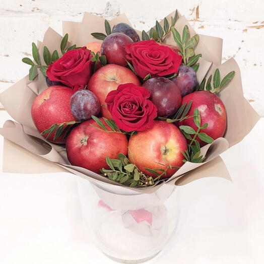 Фруктовый букет с яблоками и сливами
