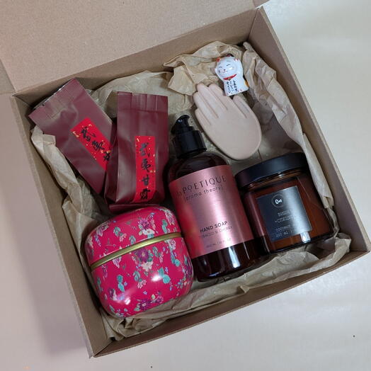 Подарочный набор для мамы чай, свеча, мыло для рук