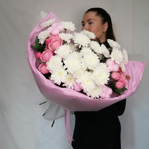 💞Яркий стильный букет "PERVOЦВЕТ" из пионовидных кустовых роз и белых хризантем в дизайнерском оформлении