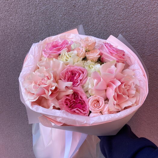 Букет из пионовидных французских и кустовых роз