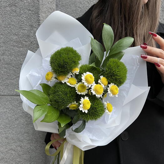 Букет «Солнечный луг» в коробке: хризантема сантини, гвоздика киви, рускус Сочи
