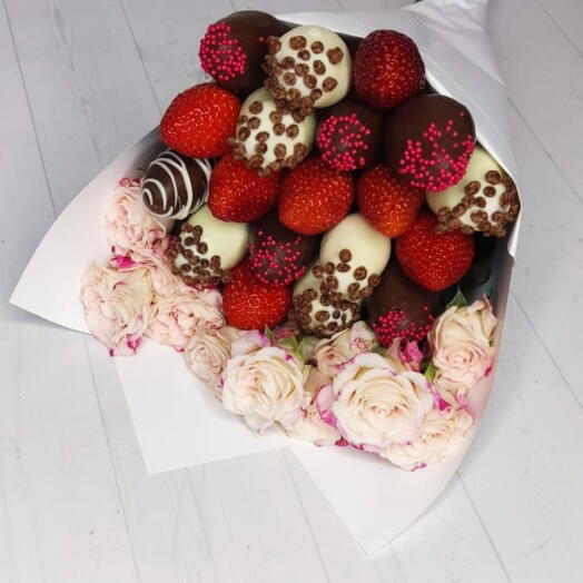 Букет из клубники в шоколаде и кустовых роз 14