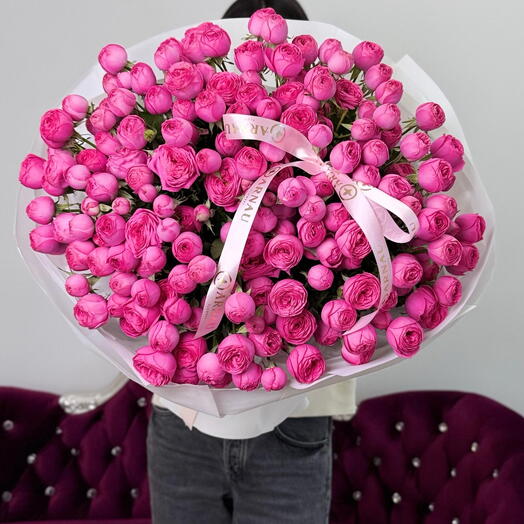 Огромный букет из пионовидных кустовых роз