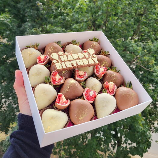 Набор "Happy Birthday" с клубникой в шоколаде