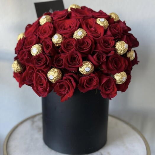 Цветы в коробке с конфетами