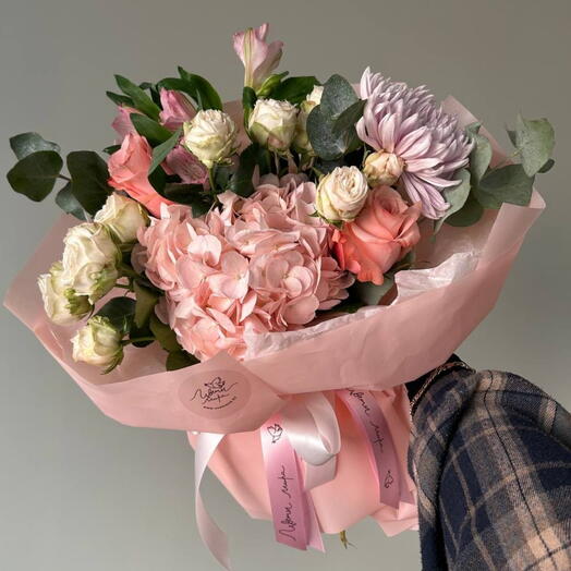 Букет с гортензией и кустовой розой