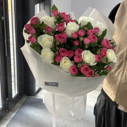 Софи с розами