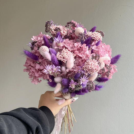 Яркий букет с гортензией и душицей